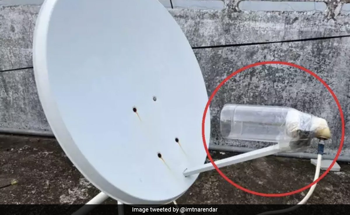 बारिश में सिग्नल ठीक रखने के लिए शख्स ने भिड़ाया गजब का जुगाड़, क्या कभी आपने ट्राई किया ये तरीका