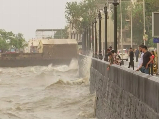 मुंबई में जुहू बीच पर 5 लोग समुद्र में डूबे, 3 की मौत...लापता की तालश जारी