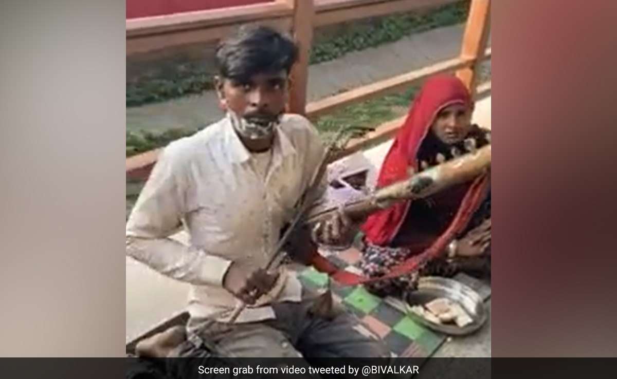 सड़क किनारे बैठकर सारंगी बजा रहा था संगीतकार, लोकगायकों की ऐसी दशा देख भावुक हुए लोग, सरकार से की ये अपील