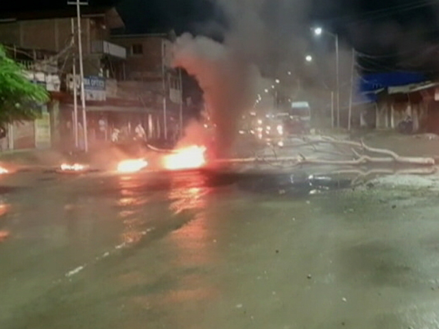 मणिपुर की सड़कों पर आग लगाकर लोग रोड ब्लॉक क्यों कर रहे?