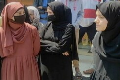 जम्मू कश्मीर : आतंकवादियों की धमकी के बाद अबाया पर प्रिंसिपल ने मांगी माफी जम्मू कश्मीर : आतंकवादियों की धमकी के बाद अबाया पर प्रिंसिपल ने मांगी माफी