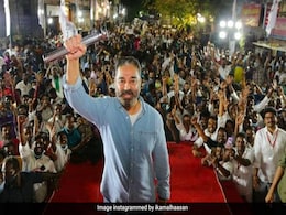 कनिमोझी की बस यात्रा के बाद सुर्खियों में आई महिला बस ड्राइवर को कमल हासन ने दी कार कनिमोझी की बस यात्रा के बाद सुर्खियों में आई महिला बस ड्राइवर को कमल हासन ने दी कार