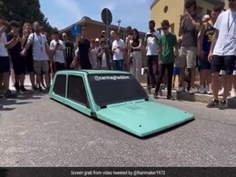 सड़क पर सांप की तरह सरपट रेंगती दिखी कार, कभी देखी है बिना टायर चलने वाली गाड़ी सड़क पर सांप की तरह सरपट रेंगती दिखी कार, कभी देखी है बिना टायर चलने वाली गाड़ी