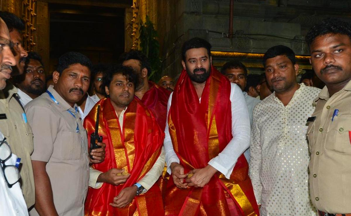 Prabhas Seeks Blessings At Tirupati Temple Ahead Of <i>Adipurush</i> Event