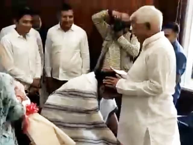Video: Mamata Banerjee Touches Lalu Yadav's Feet Ahead Of Opposition Meet