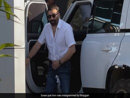 सनी देओल लग्जरी गाड़ी से उतरते ही हुए 'ऑड मोमेंट' का शिकार, यूजर्स ने तारा सिंह को यूं किया ट्रोल सनी देओल लग्जरी गाड़ी से उतरते ही हुए 'ऑड मोमेंट' का शिकार, यूजर्स ने तारा सिंह को यूं किया ट्रोल