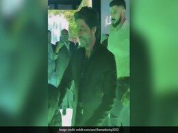 शाहरुख खान को फीमेल फैन ने जबरन कुछ यूं किया किस, भड़के सोशल मीडिया यूजर्स, बोले- श्रीदेवी या माधुरी... शाहरुख खान को फीमेल फैन ने जबरन कुछ यूं किया किस, भड़के सोशल मीडिया यूजर्स, बोले- श्रीदेवी या माधुरी...