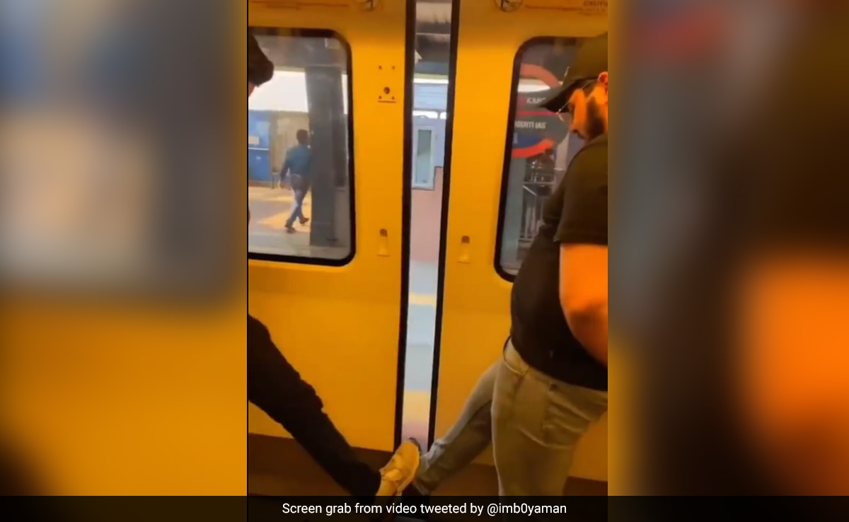 मेट्रो के दरवाज़े में पैर फंसाकर खिलवाड़ कर रहे थे युवक, वायरल हुआ Video, लोगों ने दिल्ली मेट्रो से की ये रिक्वेस्ट