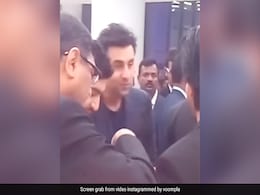 मुकेश अंबानी की पार्टी में रणबीर कपूर का हुआ ऐसा हाल, अयान मुखर्जी के साथ एक ही थाली में खाया खाना, शाहरुख खान भी इस अंदाज में आए नजर मुकेश अंबानी की पार्टी में रणबीर कपूर का हुआ ऐसा हाल, अयान मुखर्जी के साथ एक ही थाली में खाया खाना, शाहरुख खान भी इस अंदाज में आए नजर