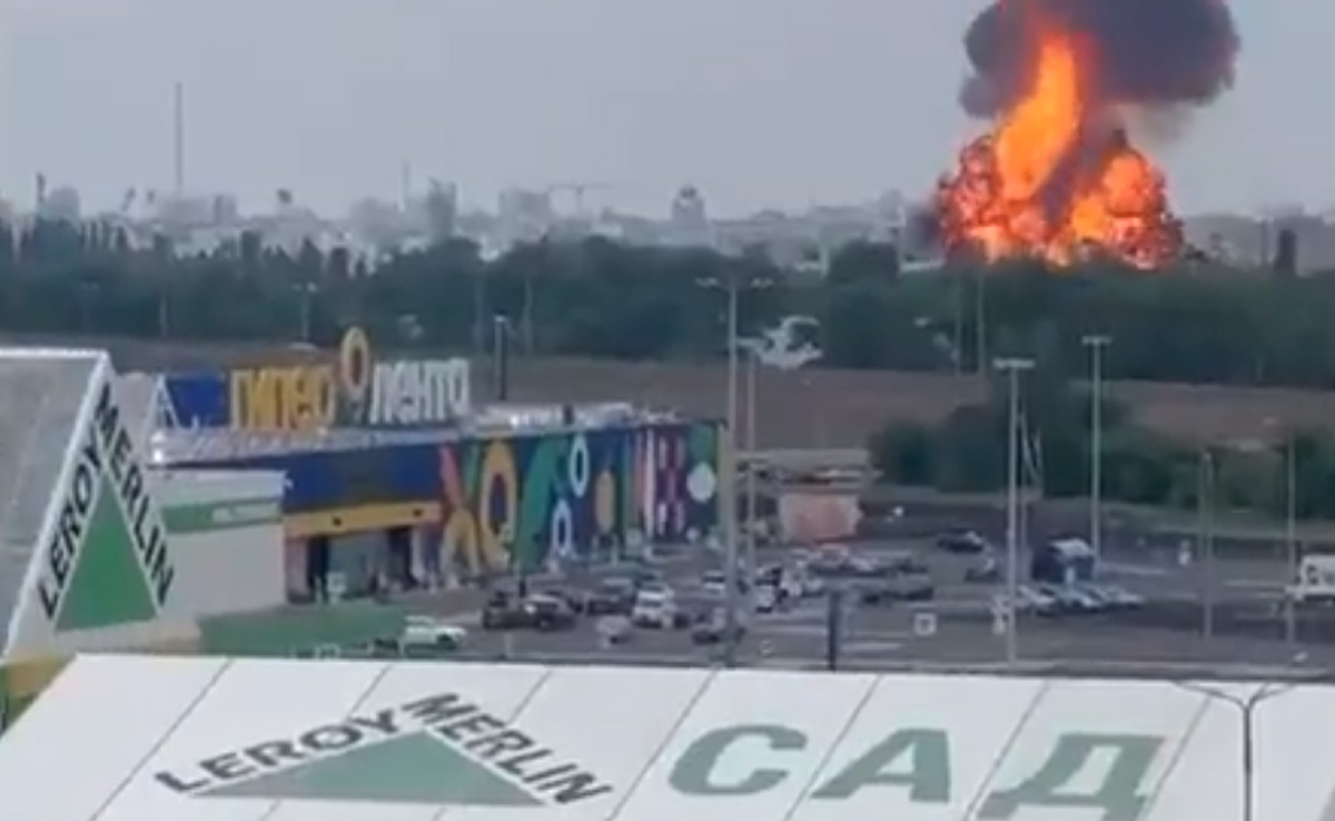 Massive Fire At Fuel Depot In Russian City Amid Mutiny By Mercenary Group