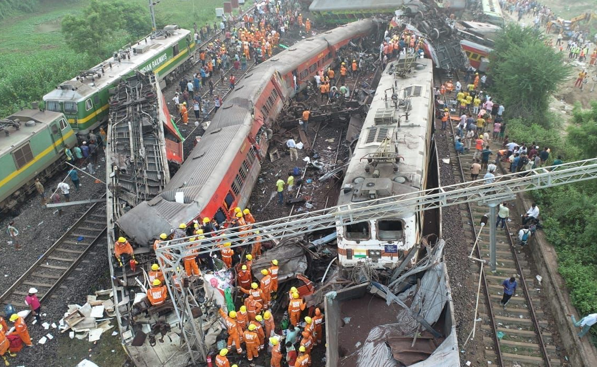 Odisha Train Accident: तीन ट्रेनों की टक्कर में पलटी 17 बोगियां, 288 यात्रियों की मौत, 803 घायल