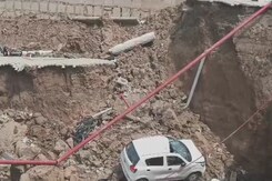 पंजाब : मोहाली में पार्किंग का हिस्सा धंसने से वाहन क्षतिग्रस्त पंजाब : मोहाली में पार्किंग का हिस्सा धंसने से वाहन क्षतिग्रस्त