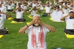 UN मुख्यालय में पीएम मोदी के साथ सैकड़ों लोगों ने किया योग अभ्यास UN मुख्यालय में पीएम मोदी के साथ सैकड़ों लोगों ने किया योग अभ्यास