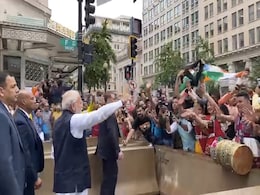 VIDEO : PM मोदी का वाशिंगटन में भारतीयों ने किया ढोल-ताशे से स्वागत, गूंजे ‘मोदी-मोदी’ के नारे VIDEO : PM मोदी का वाशिंगटन में भारतीयों ने किया ढोल-ताशे से स्वागत, गूंजे ‘मोदी-मोदी’ के नारे