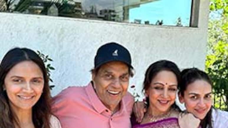 अस्पताल में हैं धर्मेंद्र, बर्थडे पर इमोशनल हुई बेटी ईशा देओल, बोलीं- 'मैं जो हूं, आपकी वजह से हूं' अस्पताल में हैं धर्मेंद्र, बर्थडे पर इमोशनल हुई बेटी ईशा देओल, बोलीं- 'मैं जो हूं, आपकी वजह से हूं'