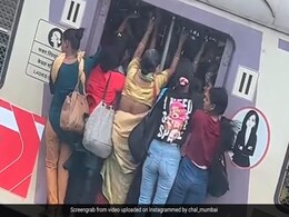 इसे कहते हैं हादसे को दावत देना, चलती ट्रेन के दरवाजे पर लटकर जानलेवा सफर करती नजर आईं महिलाएं इसे कहते हैं हादसे को दावत देना, चलती ट्रेन के दरवाजे पर लटकर जानलेवा सफर करती नजर आईं महिलाएं
