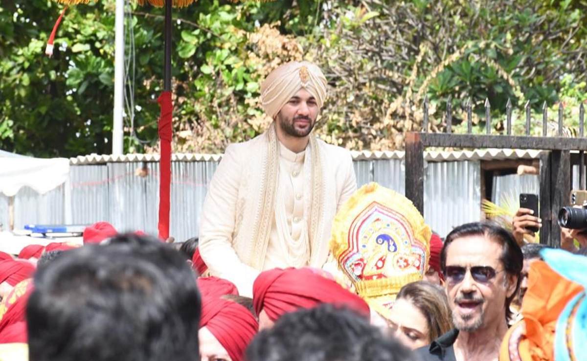 घोड़ी पर सवार होकर दुल्हन को लेने निकले करण देओल, बाराती बने धर्मेंद्र, सनी, बॉबी और अभय- पहली झलक आई सामने