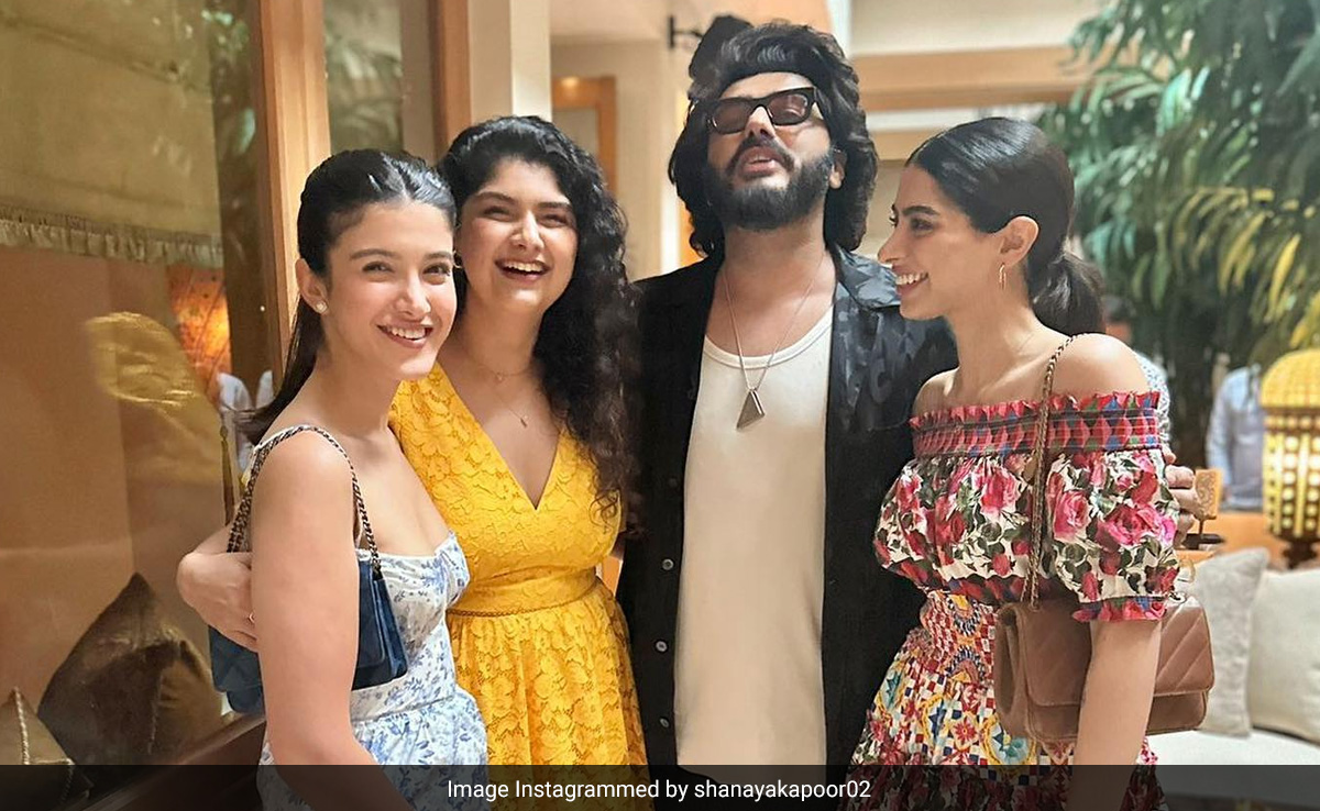 Decoding Arjun Kapoor's Face In This Pic - Sister Janhvi Said It Best