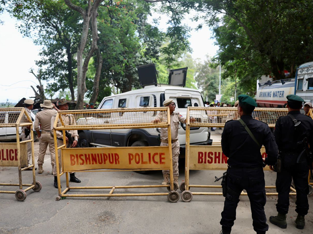 हेलीकॉप्टर से मणिपुर के चुड़ाचांदपुर पहुंचे राहुल गांधी, सड़क रास्ते से जाने से पुलिस ने किया था मना