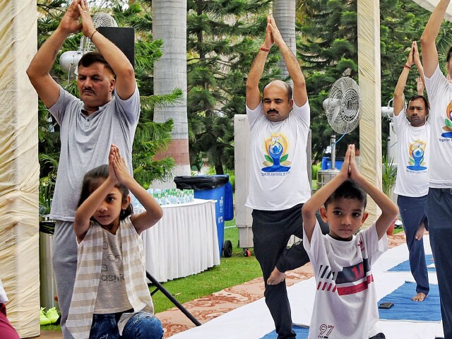 Video: 9वें योग दिवस के मौके पर लोगों ने किया योग