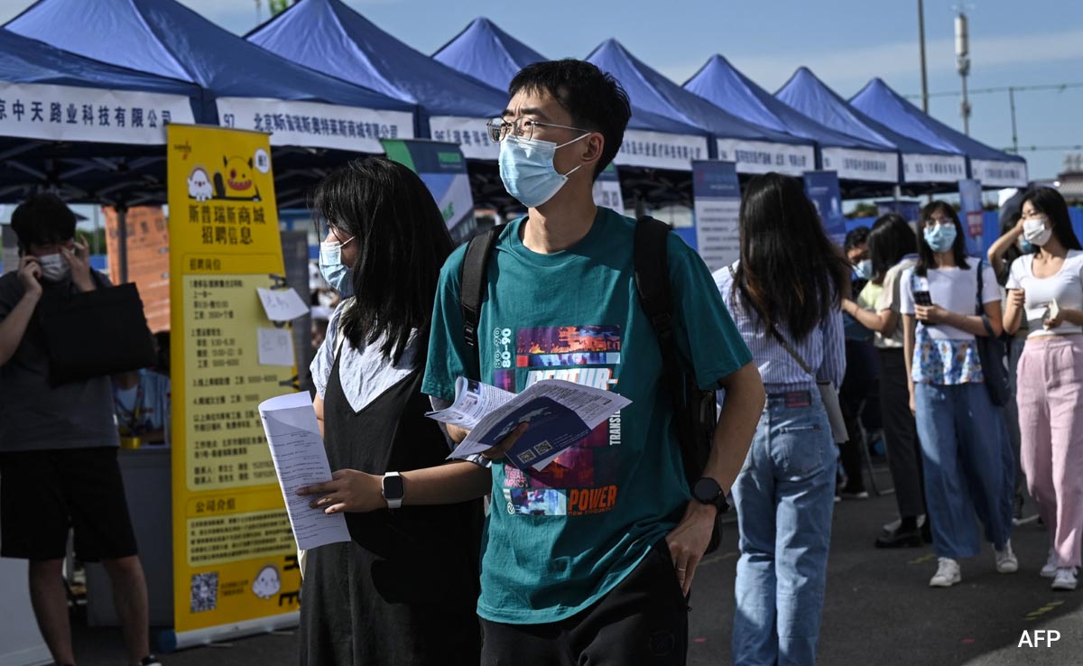 Unemployment Rate Soars, Chinese Youth Confront Bleak Employment Market