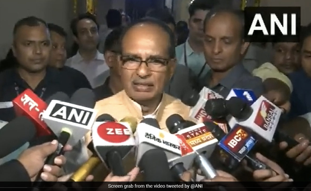 मध्य प्रदेश : शानदार नतीजों के बाद टॉपर्स के होर्डिंग को लेकर सुर्खियों में दमोह का एक स्कूल