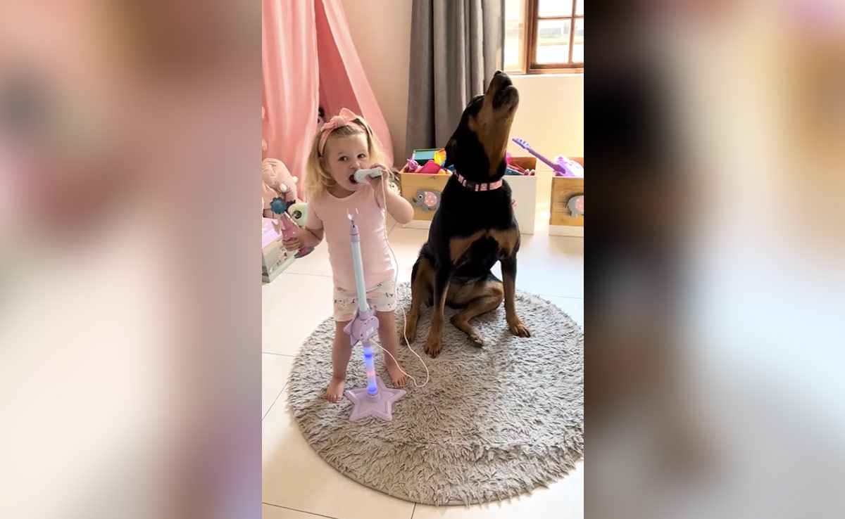 इस प्यारी सी बच्ची और उसके डॉगी की अनोखी जुगलबंदी देख खुश हो जाएगा आपका भी दिल