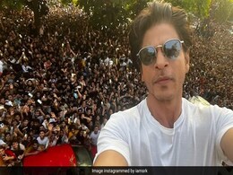 फैन ने शाहरुख खान से पूछा - साथ में सिगरेट पीने चलोगे, मिला ये जवाब फैन ने शाहरुख खान से पूछा - साथ में सिगरेट पीने चलोगे, मिला ये जवाब