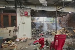 केंद्रीय मंत्री आरके रंजन के घर पर हमला, भीड़ ने फेके पेट्रोल बम केंद्रीय मंत्री आरके रंजन के घर पर हमला, भीड़ ने फेके पेट्रोल बम