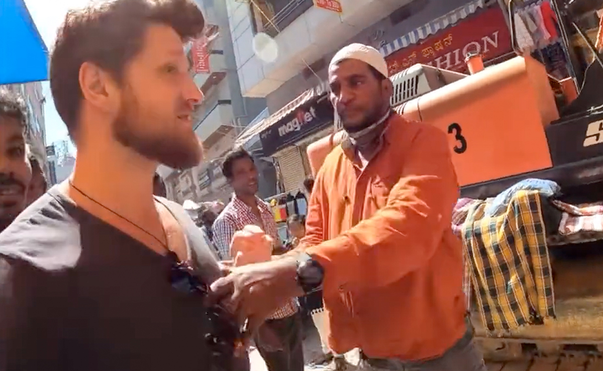 VIDEO: बेंगलुरु का शख्‍स 'चोर बाजार' में विदेशी YouTuber के साथ मारपीट के आरोप में गिरफ्तार