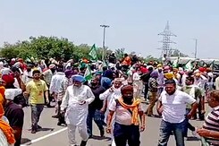 हरियाणा का कुरुक्षेत्र बना सरकार और किसानों के बीच में जंग का मैदान हरियाणा का कुरुक्षेत्र बना सरकार और किसानों के बीच में जंग का मैदान