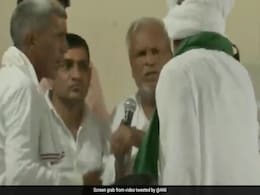 कैमरे में कैद झगड़ा : पहलवानों के आंदोलन का समर्थन करने के लिए जुटे खाप नेता आपस में भिड़े कैमरे में कैद झगड़ा : पहलवानों के आंदोलन का समर्थन करने के लिए जुटे खाप नेता आपस में भिड़े