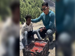 सोनू सूद ने सड़क किनारे स्ट्रॉबेरी बेच रहे इस लड़के का सारा सामान लिया खरीद, वीडियो में बोले- एक बिहारी सौ पे भारी सोनू सूद ने सड़क किनारे स्ट्रॉबेरी बेच रहे इस लड़के का सारा सामान लिया खरीद, वीडियो में बोले- एक बिहारी सौ पे भारी
