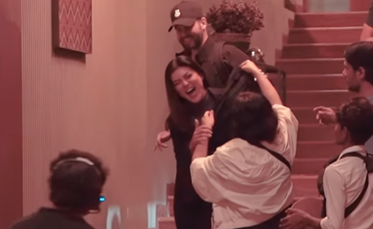 Of Warm Hugs And Wide Smiles: How Sushmita Sen Wrapped Up Shoot For <i>Aarya 3</i>
