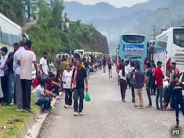 हिमाचल प्रदेश में अचानक आई बाढ़ से हाईवे पर लगा 15 किमी लंबा जाम, रात सड़क पर गुजारी 200 पर्यटकों ने हिमाचल प्रदेश में अचानक आई बाढ़ से हाईवे पर लगा 15 किमी लंबा जाम, रात सड़क पर गुजारी 200 पर्यटकों ने