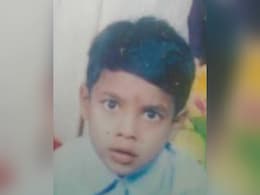 पैदा हुआ तो पिता ने गोद लेने से किया इनकार, बड़ा होकर मां के पैरों को पिया धोकर...आज बॉलीवुड का सबसे बड़ा एंटरटेनर है ये लड़का, पहचाना क्या? पैदा हुआ तो पिता ने गोद लेने से किया इनकार, बड़ा होकर मां के पैरों को पिया धोकर...आज बॉलीवुड का सबसे बड़ा एंटरटेनर है ये लड़का, पहचाना क्या?