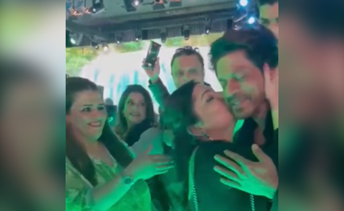 Viral: Female Fan Kisses Shah Rukh Khan At An Event. The Internet Says, "So Not Cool"