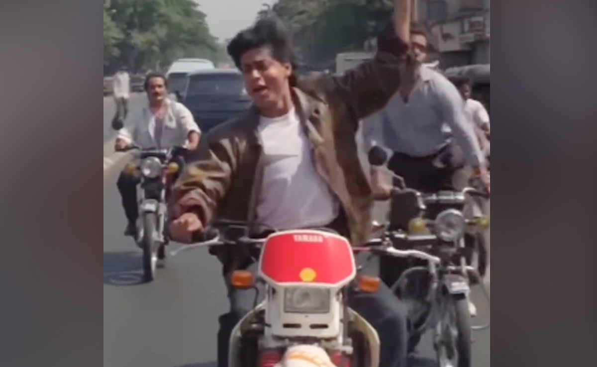 Shah Rukh Khan Points Out The Obvious In His <i>Deewana</i> Bike Scene. See His LOL Reply To Fan's Tweet