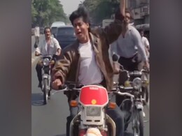 Shah Rukh Khan Points Out The Obvious In His <i>Deewana</i> Bike Scene. See His LOL Reply To Fan's Tweet Shah Rukh Khan Points Out The Obvious In His <i>Deewana</i> Bike Scene. See His LOL Reply To Fan's Tweet