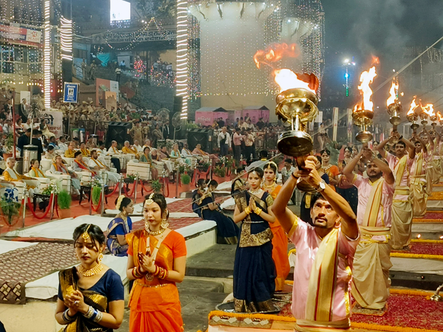 वाराणसी में G20 की बैठक का आगाज, डेलिगेट्स को गंगा आरती का दीदार कराया गया