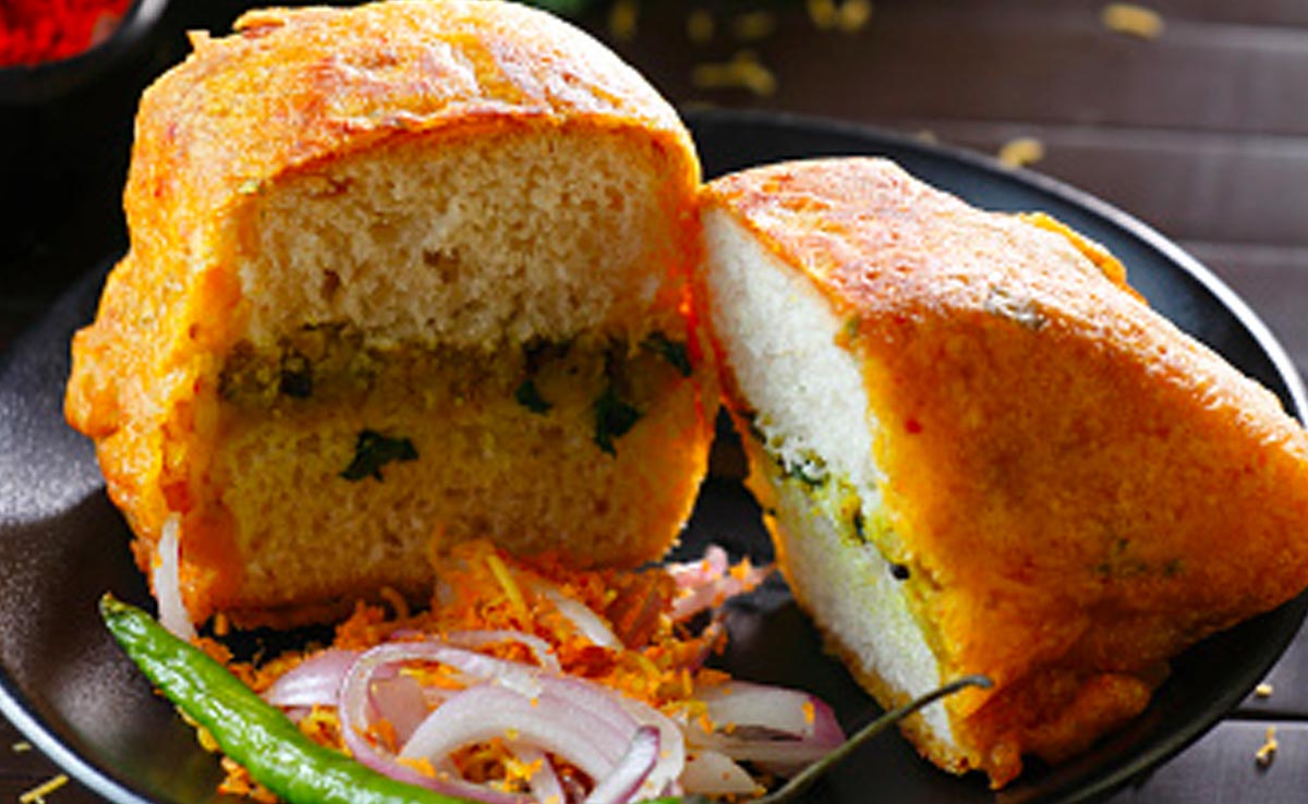 Rain + Masala Omelette Pav = Perfect Match! Try This Lip-Smacking Snack Now!
