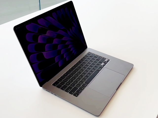 MacBook Air 15" : First Look