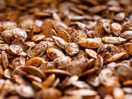 कद्दू के बीज बेकार समझकर फेंके नहीं, रोस्ट करके स्नैक्स में खाएं, मोटापा घटाने से लेकर मिलेंगे ये 4 फायदे कद्दू के बीज बेकार समझकर फेंके नहीं, रोस्ट करके स्नैक्स में खाएं, मोटापा घटाने से लेकर मिलेंगे ये 4 फायदे