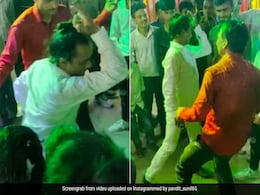 लड़कों ने बारात में किया लड़की बनकर जबर डांस, वीडियो देख सदमे में हैं लोग लड़कों ने बारात में किया लड़की बनकर जबर डांस, वीडियो देख सदमे में हैं लोग