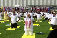 पीएम मोदी के साथ दुनिया भर से आए लोगों ने किया योग अभ्यास पीएम मोदी के साथ दुनिया भर से आए लोगों ने किया योग अभ्यास