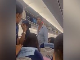 Kartik Aaryan Flies Economy Yet Again. Viral Video Inside Kartik Aaryan Flies Economy Yet Again. Viral Video Inside