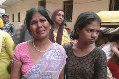दिल्ली के कस्तूरबा नगर में अवैध निर्माण हटा तो लोग हुए भावुक दिल्ली के कस्तूरबा नगर में अवैध निर्माण हटा तो लोग हुए भावुक