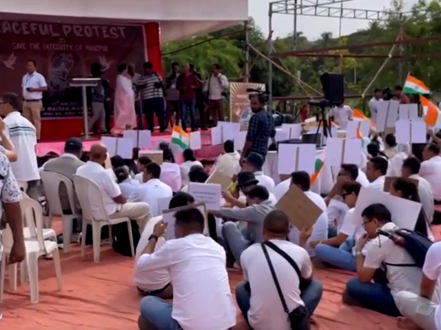 हिंसा की आग में जल रहा है मणिपुर, शांति के लिए मुंबई में प्रदर्शन