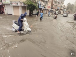 गुजरात में आफत बनी मूसलाधार बारिश, पिछले दो दिन में नौ लोगों की मौत गुजरात में आफत बनी मूसलाधार बारिश, पिछले दो दिन में नौ लोगों की मौत