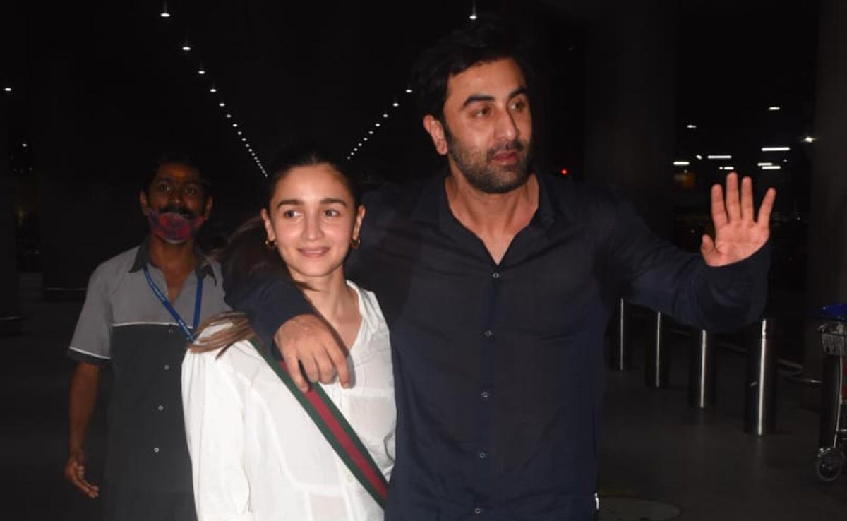 What Alia Bhatt, At The Airport With Ranbir Kapoor, Told Paparazzo Who Praised <i>Tum Kya Mile </i>